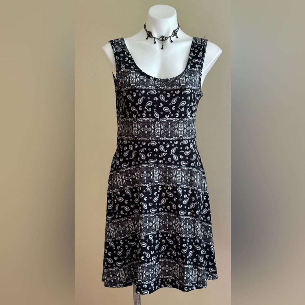 SHOSHO NWT SUMMER SKATER DRESS Black & White Paisley Design Cut Out Back SZ XL